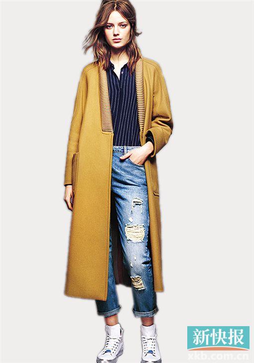 质感出色的橙黄色男友风外套,是帅酷有型的绝好示范,破洞牛仔裤也是不可或缺的亮点之一。