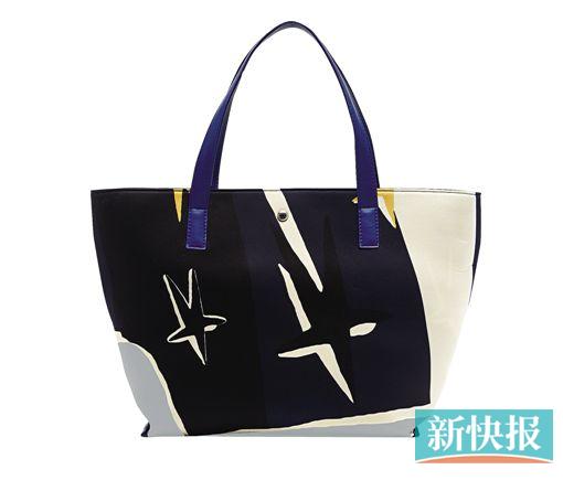 包型经典的Tote Bag,因为有着出色的图案和配色,最适合用来点亮素色造型。