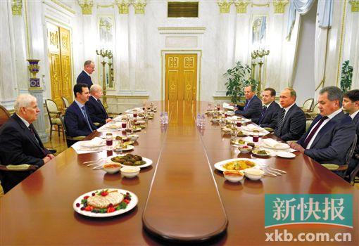 ■20日,俄罗斯总统普京在莫斯科克里姆林宫会见来访的叙利亚总统巴沙尔·阿萨德(左一)。新华社发