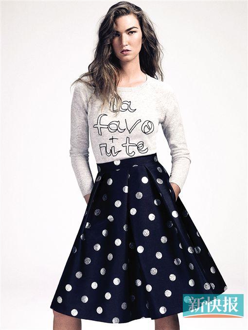 模特用特别版毛衣搭配迷笛裙,古典又浪漫。