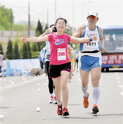 曾英去年在大连马拉松赛场。 受访者供图