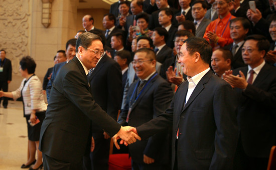 中共中央政治局常委、全国政协主席俞正声与宋福如亲切握手。