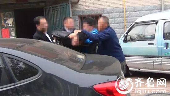 10月18号清晨六点左右，嫌疑人李某离家外出，民警成功把他抓获。（视频截图）