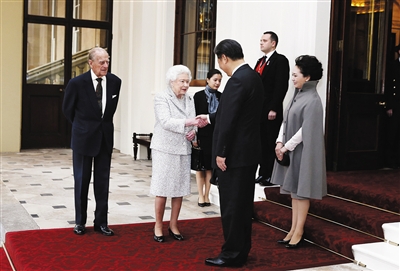 昨日，習近平和夫人彭麗媛離開白金漢宮。離開前，英國女王伊麗莎白二世和丈夫菲利普親王專門前來同習近平夫婦親切話別。新華社記者鞠鵬攝