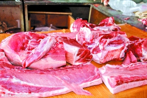 购买猪肉时要注意鉴别。  （资料图片）