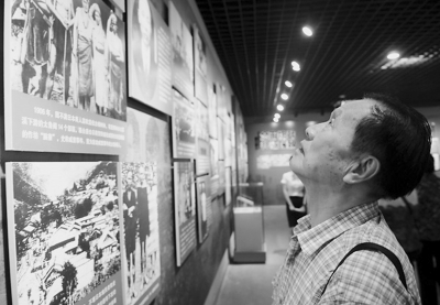 老台胞观展感慨万千。(资料图片)