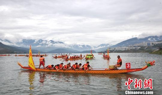 24支龙舟队会聚汉源 迎战2015年中国龙舟公开