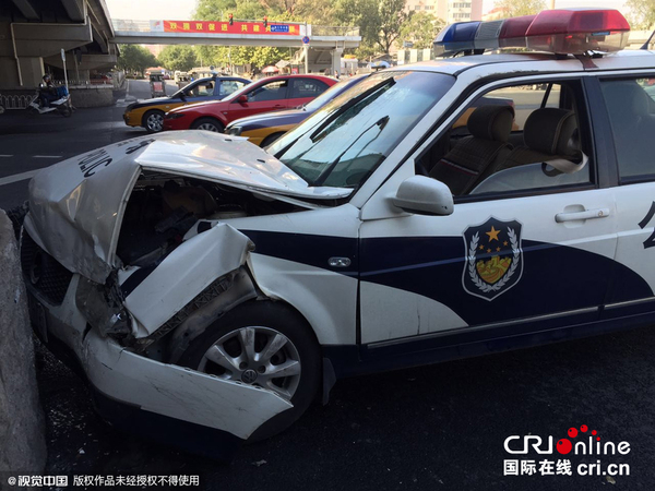 北京南三环一警车撞墙 车体损毁严重(图)