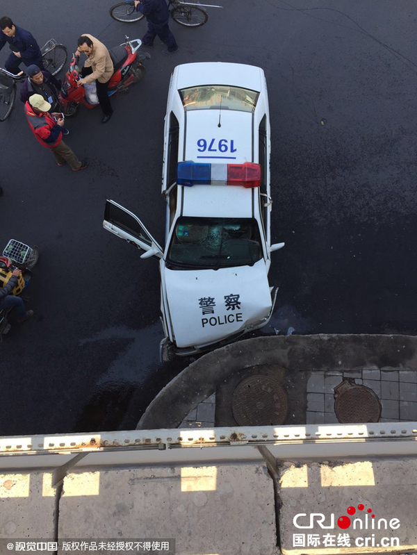 北京南三环一警车撞墙 车体损毁严重(图)1