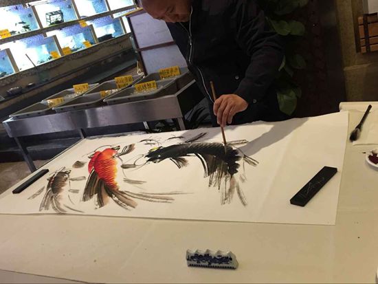 中国书画研究院委员、河南省美术家协会会员张秋祥现场创作