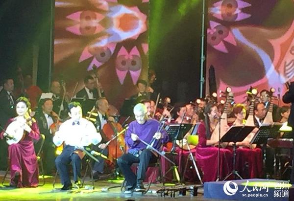 赵本山二胡演奏。（王军 摄）