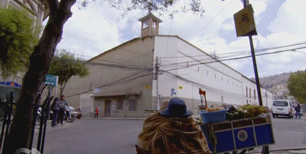 玻利维亚山城拉巴斯的圣佩德罗监狱，实际上已经由囚犯控制。（网页截图）