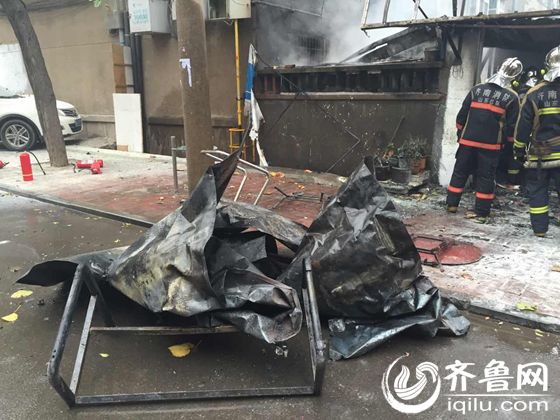 济南:山大医学院附近一门头房起火 居民称已不