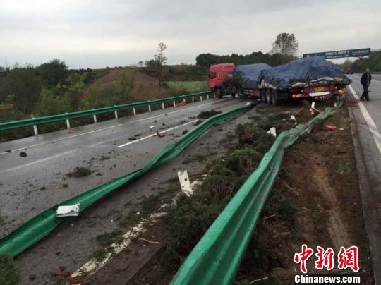 沪蓉高速当阳段3挂车连撞护栏致交通堵塞4公