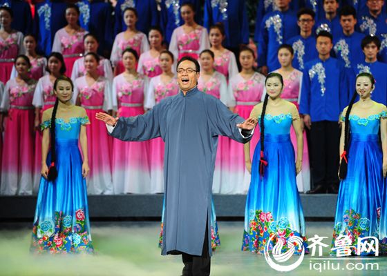 10月25日，红色沂蒙爱国主义情景组歌《沂蒙红崖》在北京民族剧院上演，1000余名观众共同观看一场集视听享受与精神洗礼于一身的艺术盛宴。（齐鲁网记者 张伟 摄）