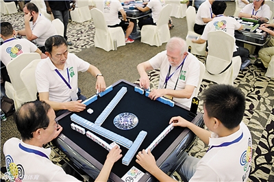 中外选手 同桌竞技。