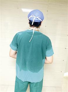 图文:半夜急救大出血患者医生湿透的背温暖网