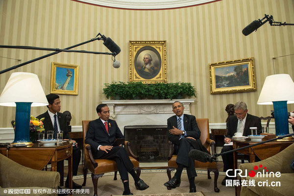 　　当地时间2015年10月26日，美国华盛顿，美国总统奥巴马与印尼总统佐科&middot;维多多在白宫会晤，这是佐科&middot;维多多就任总统后首次访美。图片来源:NICHOLAS KAMM/视觉中国