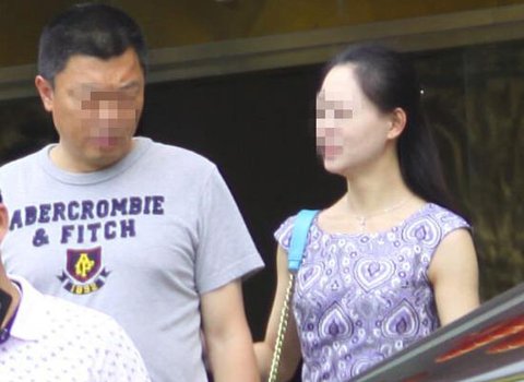 网曝女下属挎局长手出行。图片来自网络