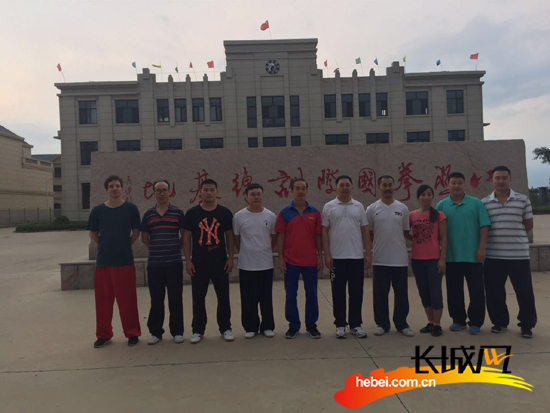 七高校专家来青县研讨八极拳合影。