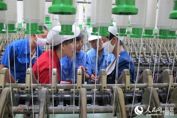 参赛选手切磋技艺。 马杰 摄