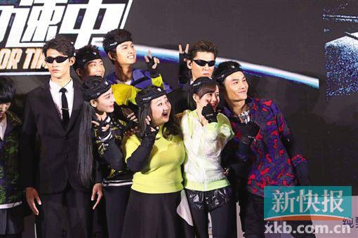 ■王凯(右一)台上有点尴尬。