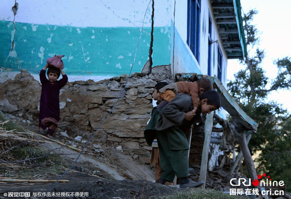 阿富汗地震严重波及巴基斯坦 救援工作进行中