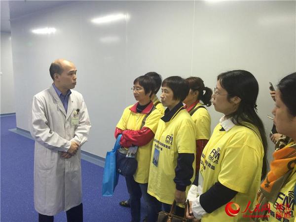 药剂师带市民参观药房。