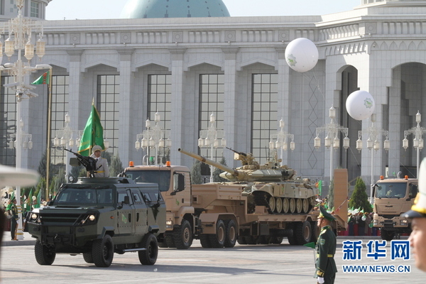 通过广场的军车。