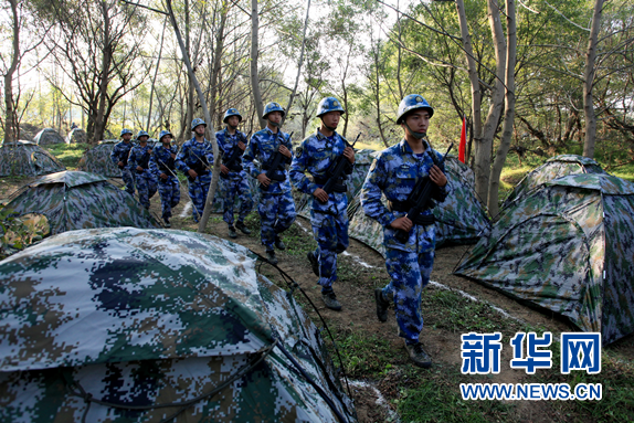 海军工程大学学员在露营地巡逻。陈晓军 摄