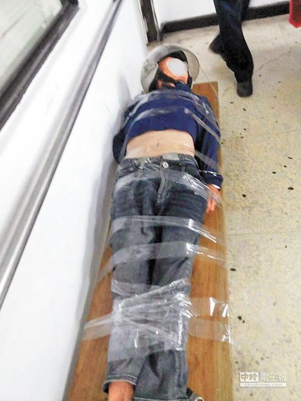 醉男大闹急诊室滚地耍赖 警胶带打包成木乃伊(图)