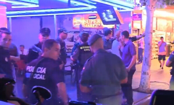 西班牙帕尔马市警察在商业区巡逻。(视频截图)