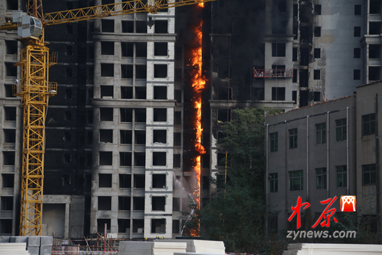 火苗从一楼烧到楼顶