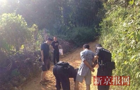当地村民拍摄的嫌犯逃脱前指认现场。