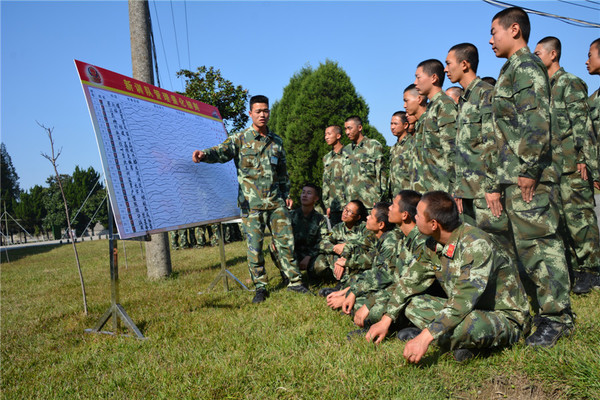 新训干部为新兵作分析