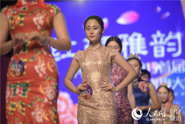 参赛选手身着款式各异的旗袍,大展婀娜身姿。沈宇波 摄