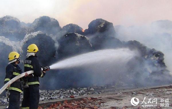 兵团逾千吨棉花失火，消防员紧急灭火。