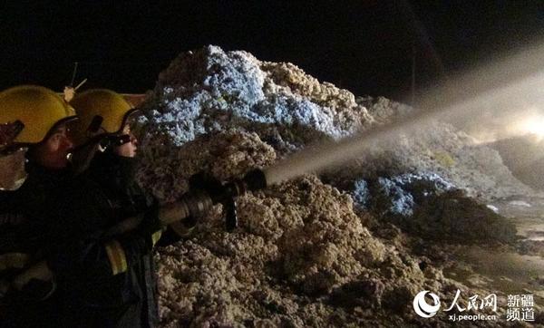 兵团逾千吨棉花失火，消防员紧急灭火。