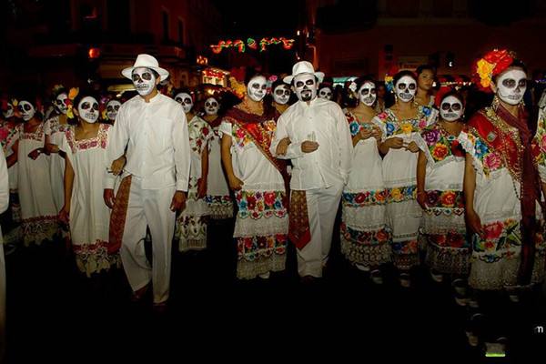 　　穿着民族服装的墨西哥人举行盛大的鬼怪游行。 (图片来源：互联网）