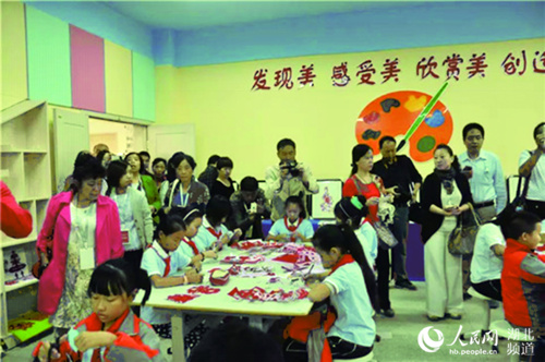 国各地的百余位剪纸艺术家们到仙桃市实验三小参观交流