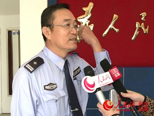 海口市公安局交警支队琼山交警大队六中队交警许俊荣在开展交通整治时遇到一羊姓男子暴力抗法