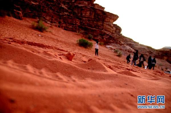 夕阳下的玫瑰沙漠景观。新华网记者程春香摄