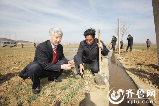 2011年2月18日，赵志全代表在费县农村调研农田水利建设情况。（资料图）