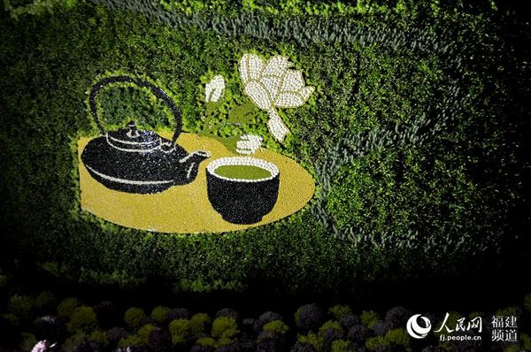 令人流连的菊花造型。  吴隆重 摄