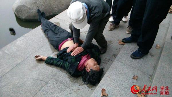 特警预备队民警联合热心群众对溺水妇女实施心肺复苏紧急救助