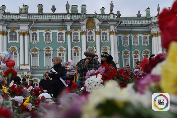 　　11月2日，人们在圣彼得堡悼念遇难者。（图片来源：新华／法新）