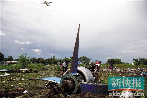 ■出事飞机螺旋桨散落在地上,不远处的朱巴国际机场仍有飞机起降。CFP图