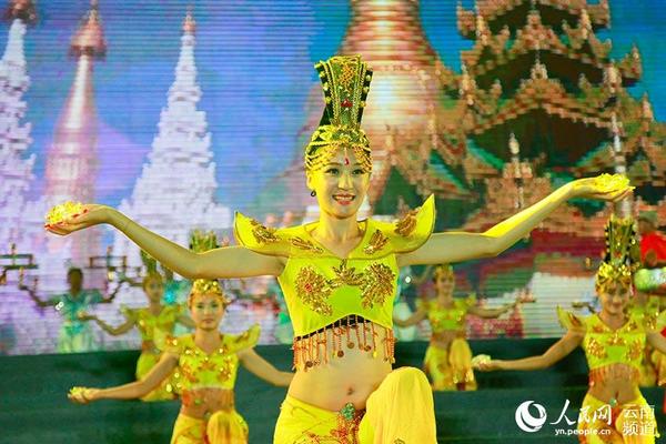 来自中缅两国文化交流代表团的演员在表演歌舞。（人民网 李发兴 摄）