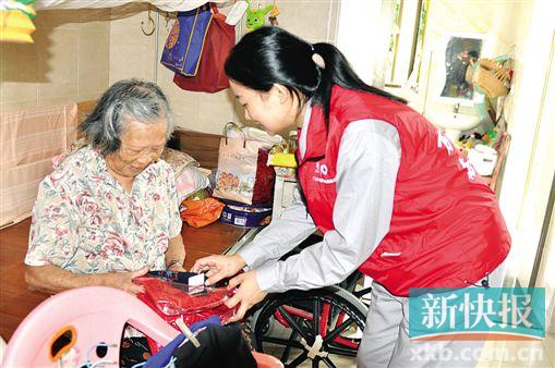 ■供电志愿者为康复老人送上冬日温暖问候。(刘晓/摄)