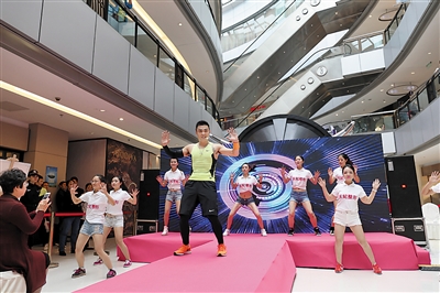 “闺蜜健胸操”high翻全场。